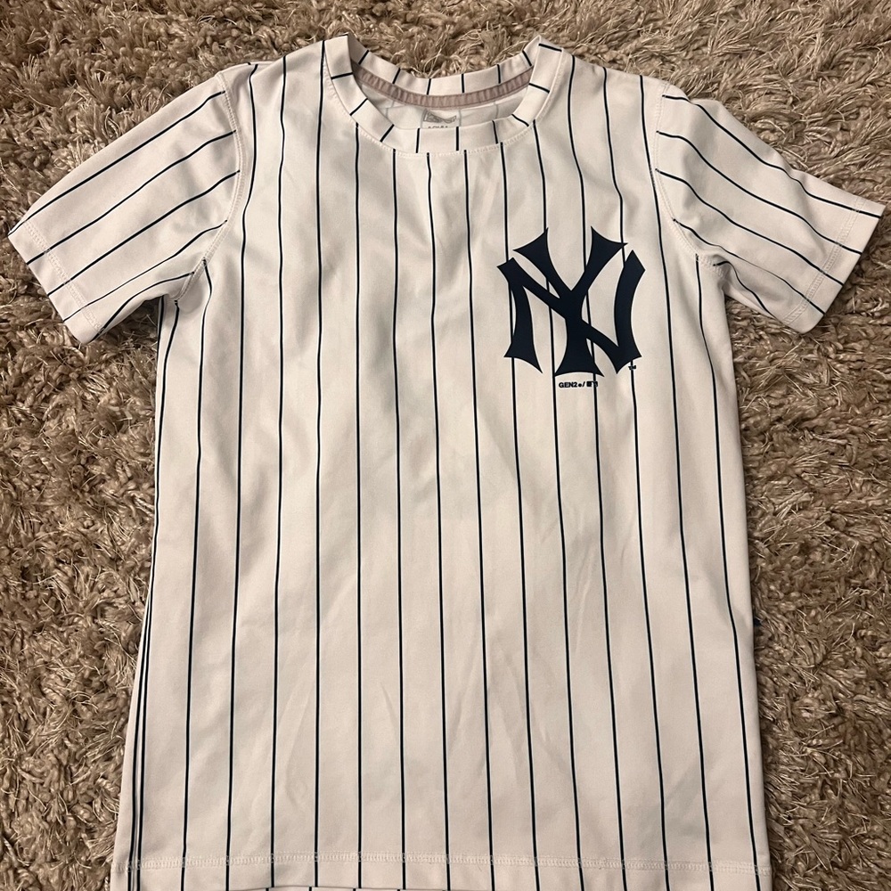Boys New York Yankees skirt jersey White Striped Shirt size S
